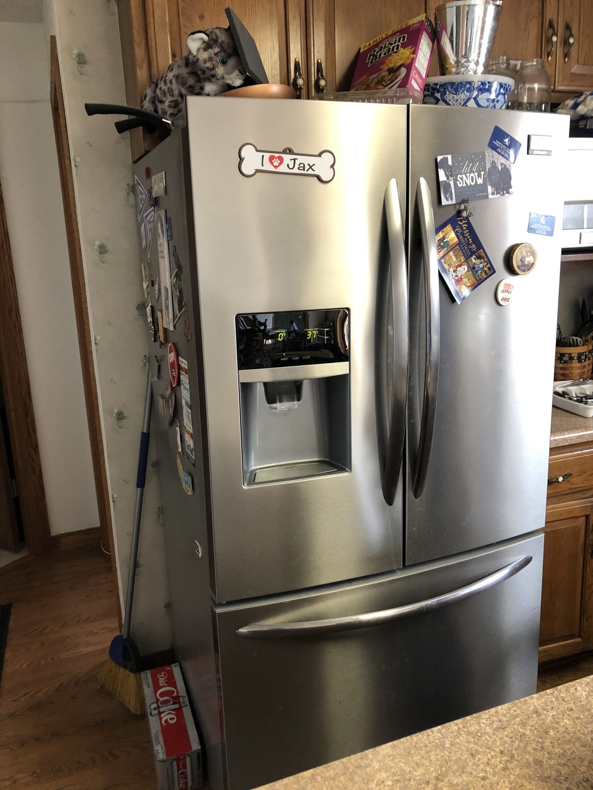 Technician replacing Frigidaire fridge's user interface in Minerva, OH