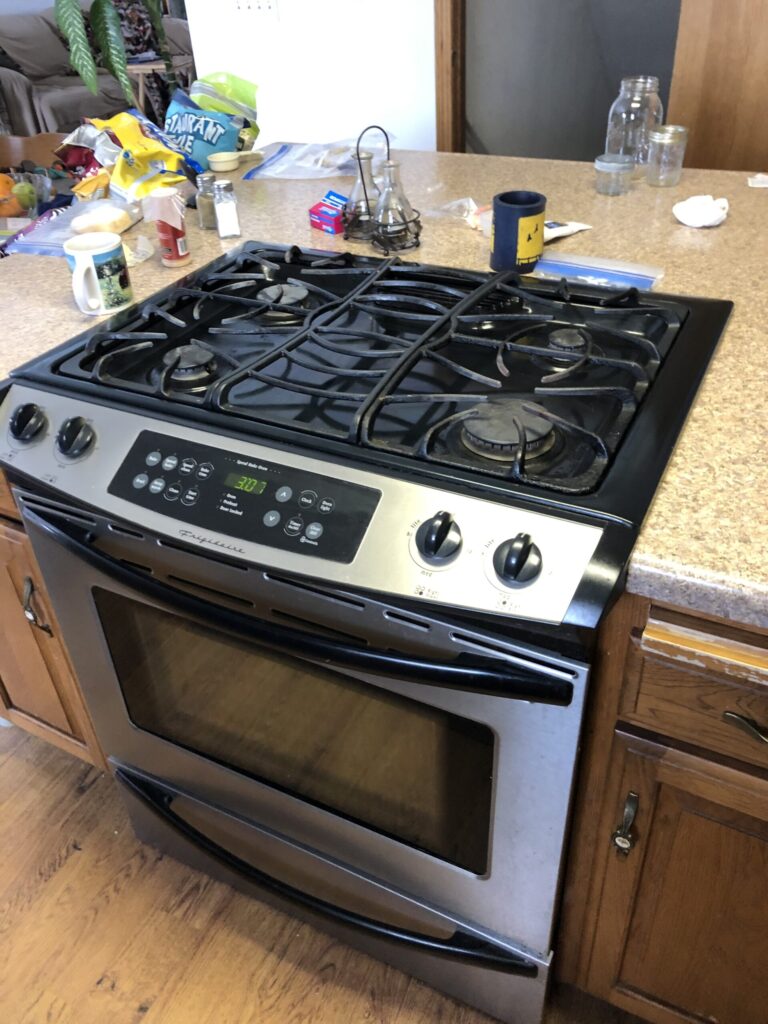 Frigidaire oven/ stove (FGS366ECD) — Minerva, OH