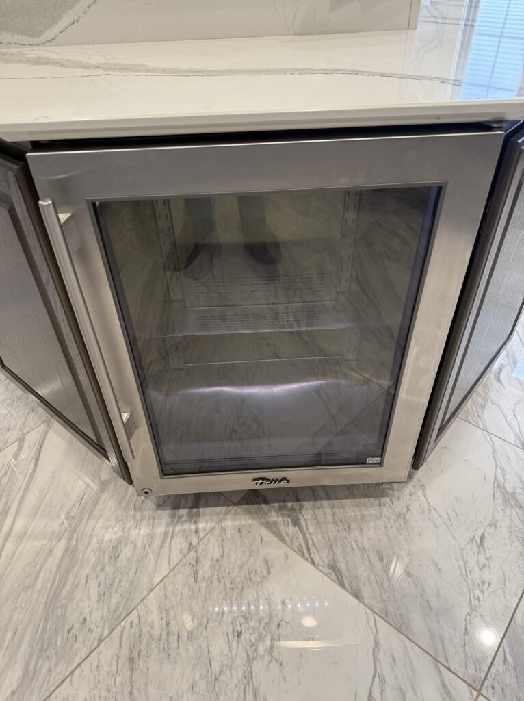 True refrigerator (TUR-24 R-SG-B) — Canfield, OH
